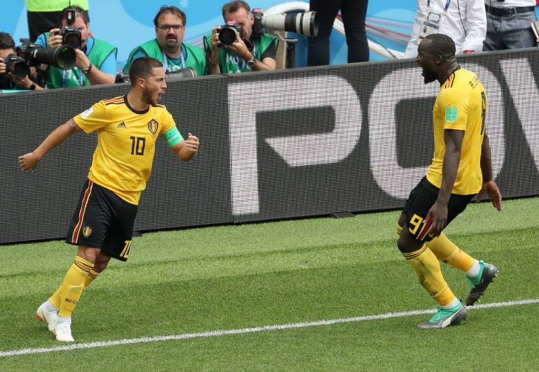 Lukaku y Hazard celebran uno de los goles del partido