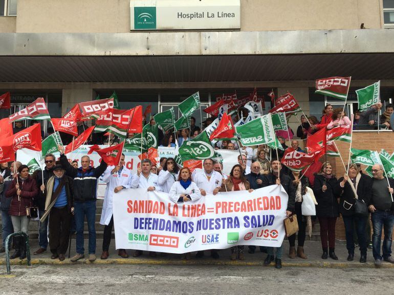 Concentración a las puertas del GHospital de La Línea.