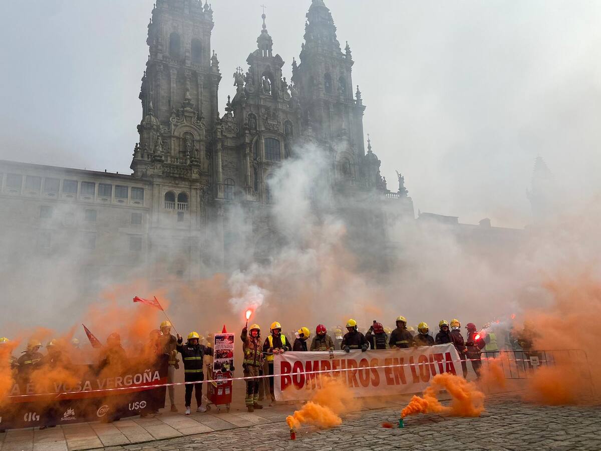 Los bomberos comarcales de Galicia, "quemados" por su precariedad laboral