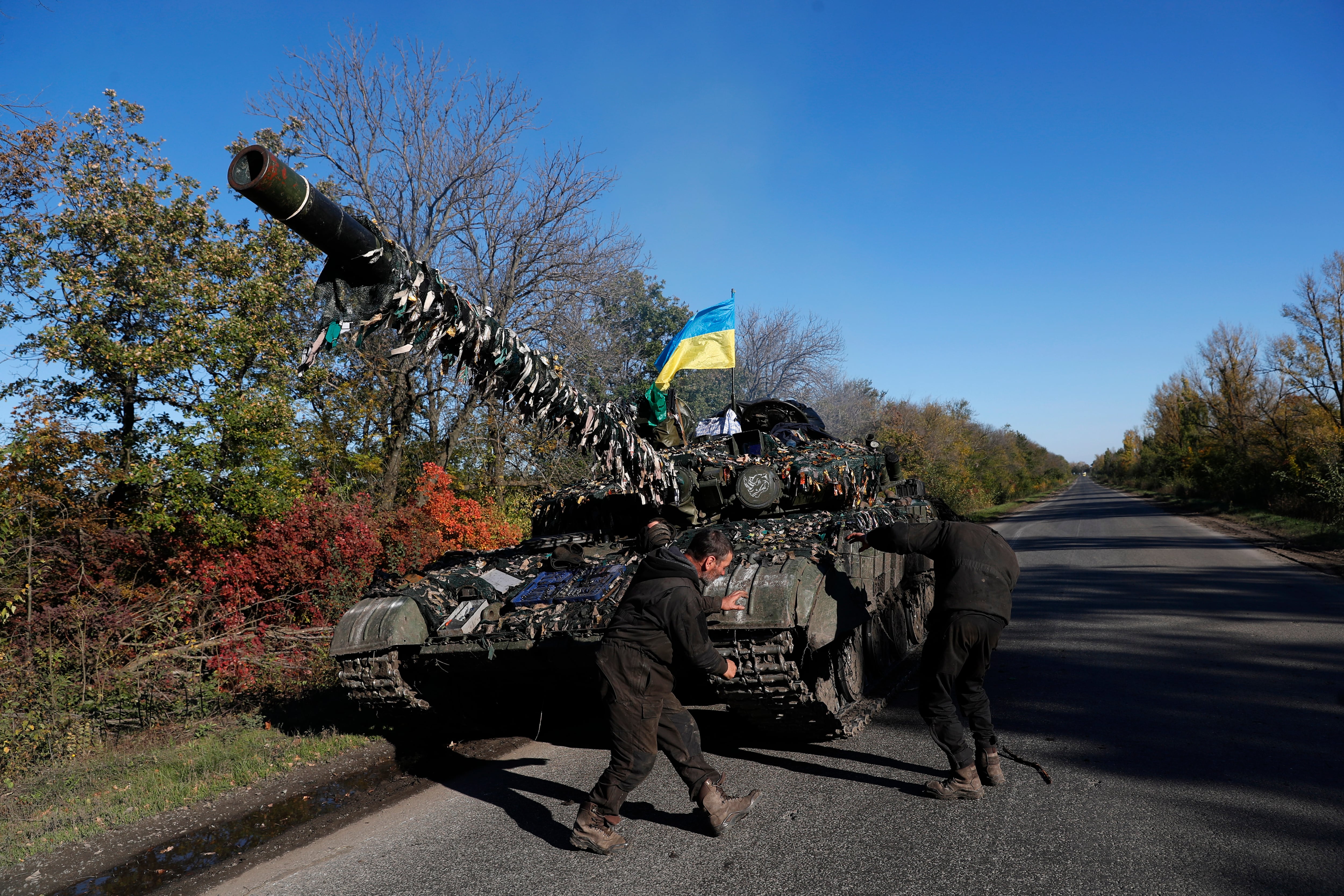 Soldados ucranianos revisan su tanque a las afueras de la recién liberada ciudad de Kupiansk.