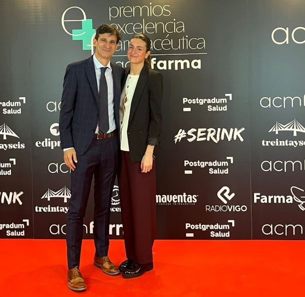 Diego Marro, titular de Farmacia Marro, junto a su hija Mafalda, a la hora de recoger el premio