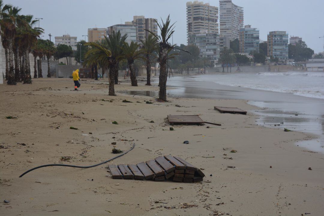 Desperfectos de la playa de la Albufereta tras el temporal de la pasada semana