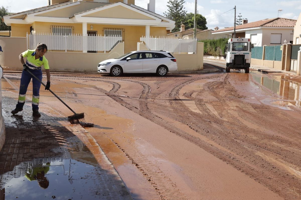 Visita a Los Urrutias donde se están llevando a cabo trabajos de limpieza tras las lluvias