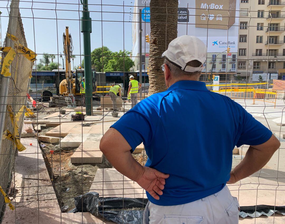 Un viandante observa los trabajos de peatonalización de la Alameda Principal.