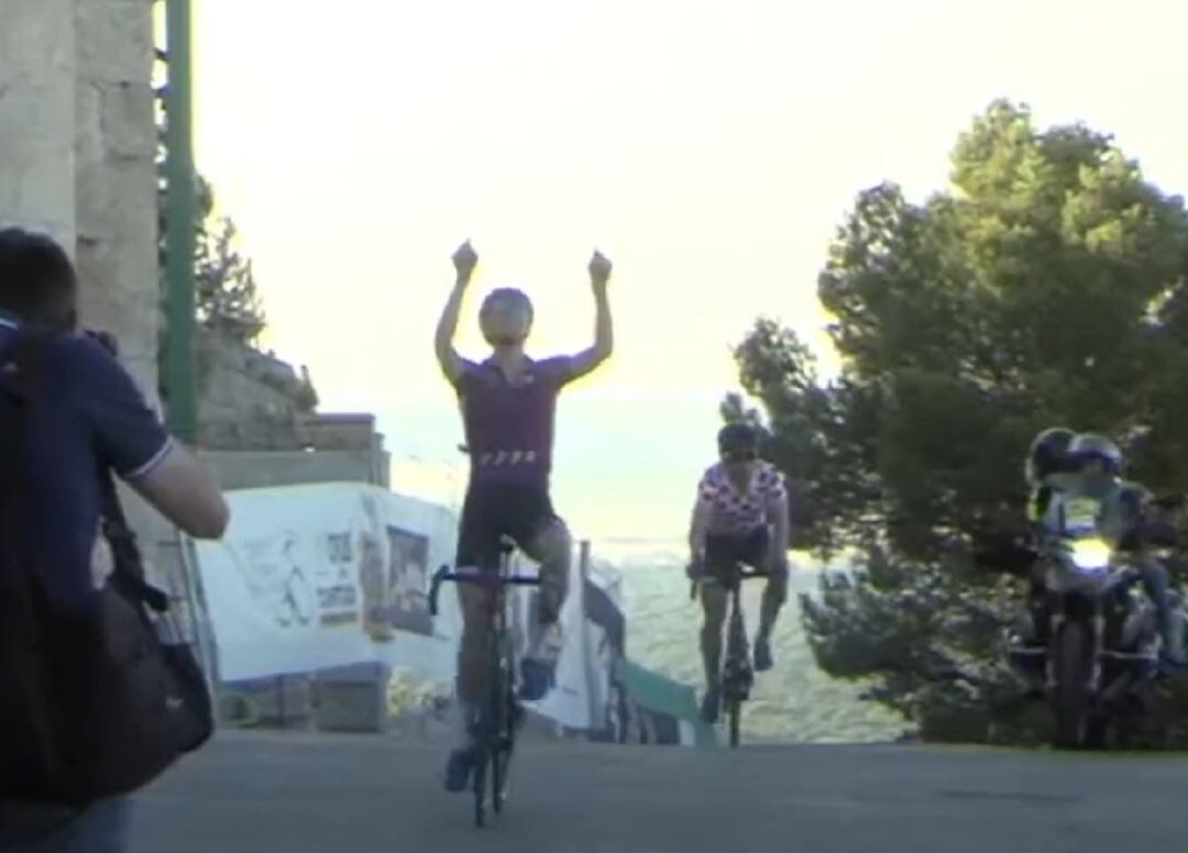 El líder norteamericano, Luca Scariatti, entra vencedor en la meta del castillo de Peñafiel.