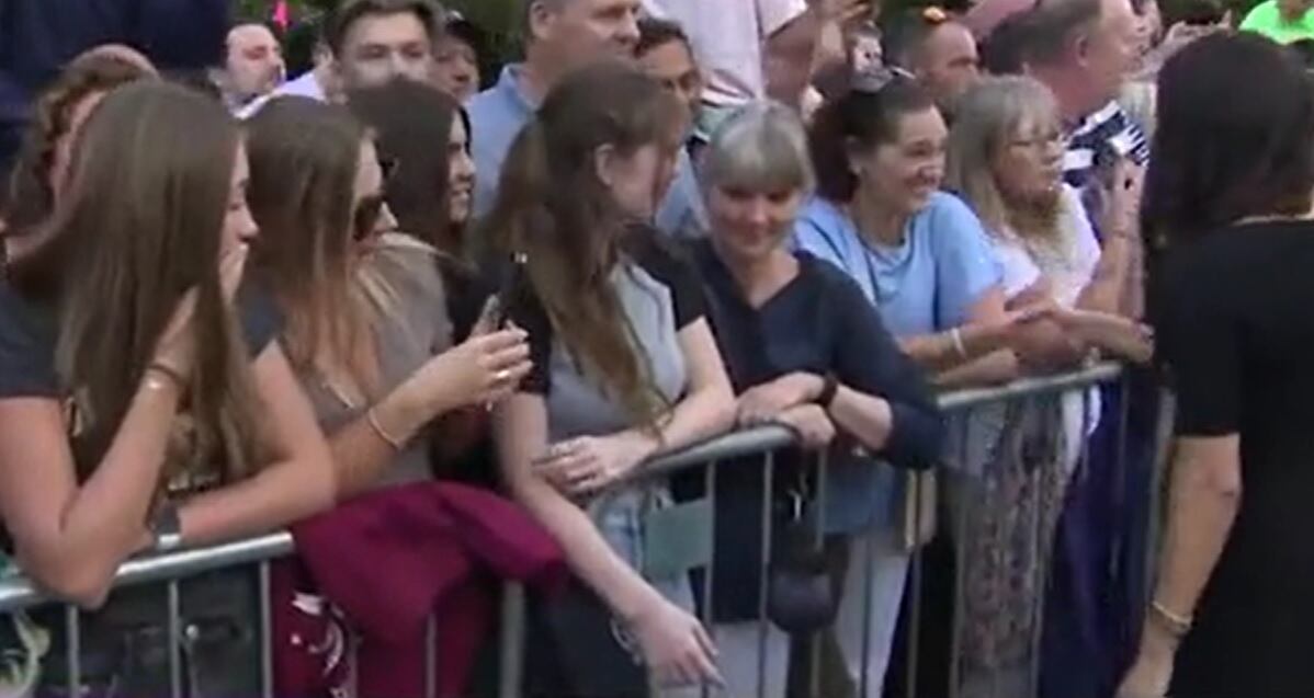 Dos mujeres niegan el saludo a Meghan Markle.