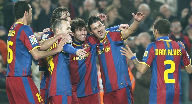 Los jugadores del FC Barcelona felicitan al argentino Leo Messi (3-d) tras marcar el primer gol ante el Atlético de Madrid, durante el partido de Liga que están disputando esta noche en el Camp Nou, en Barcelona.