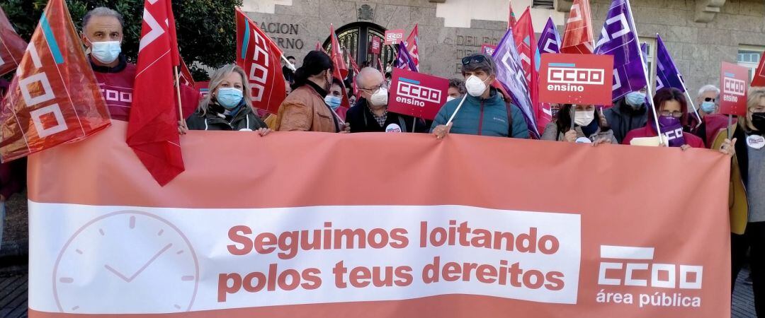 Delegados de CC.OO. ante la Delegación del Gobierno en Galicia para exigir la mejora de los servicios públicos y la recuperación de los derechos del personal.