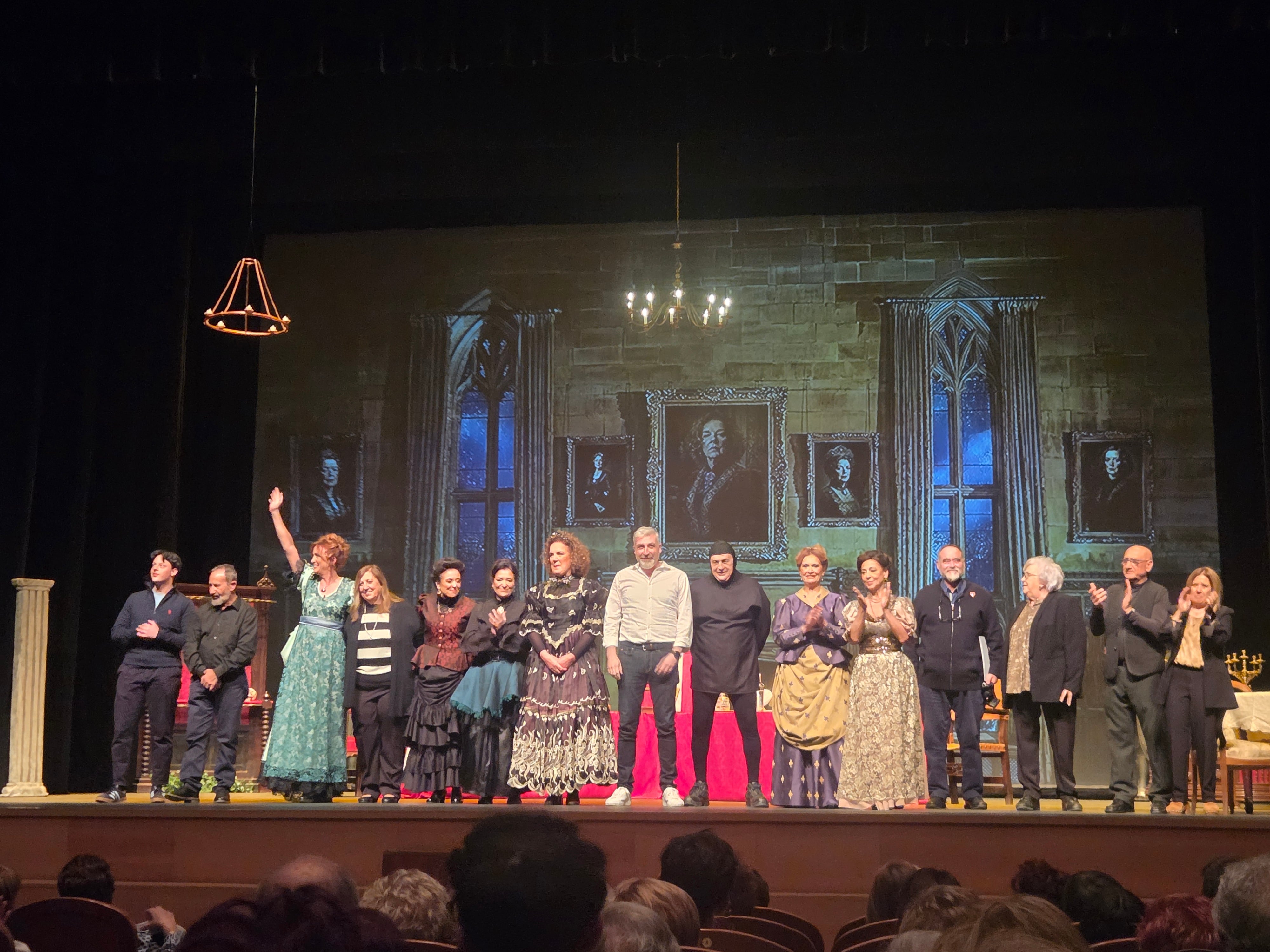 Imatge final dels actors, equip tècnic, autor i directora de l'obra saludant al públic, una vegada acabada la representació