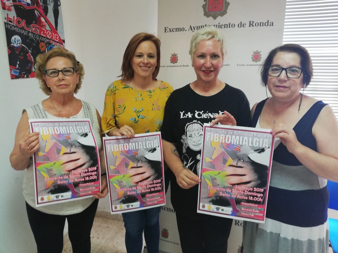 Esta actividad ha sido presentada por la delegada de Deportes en funciones, María José Sánchez, y miembros de la asociación rondeña