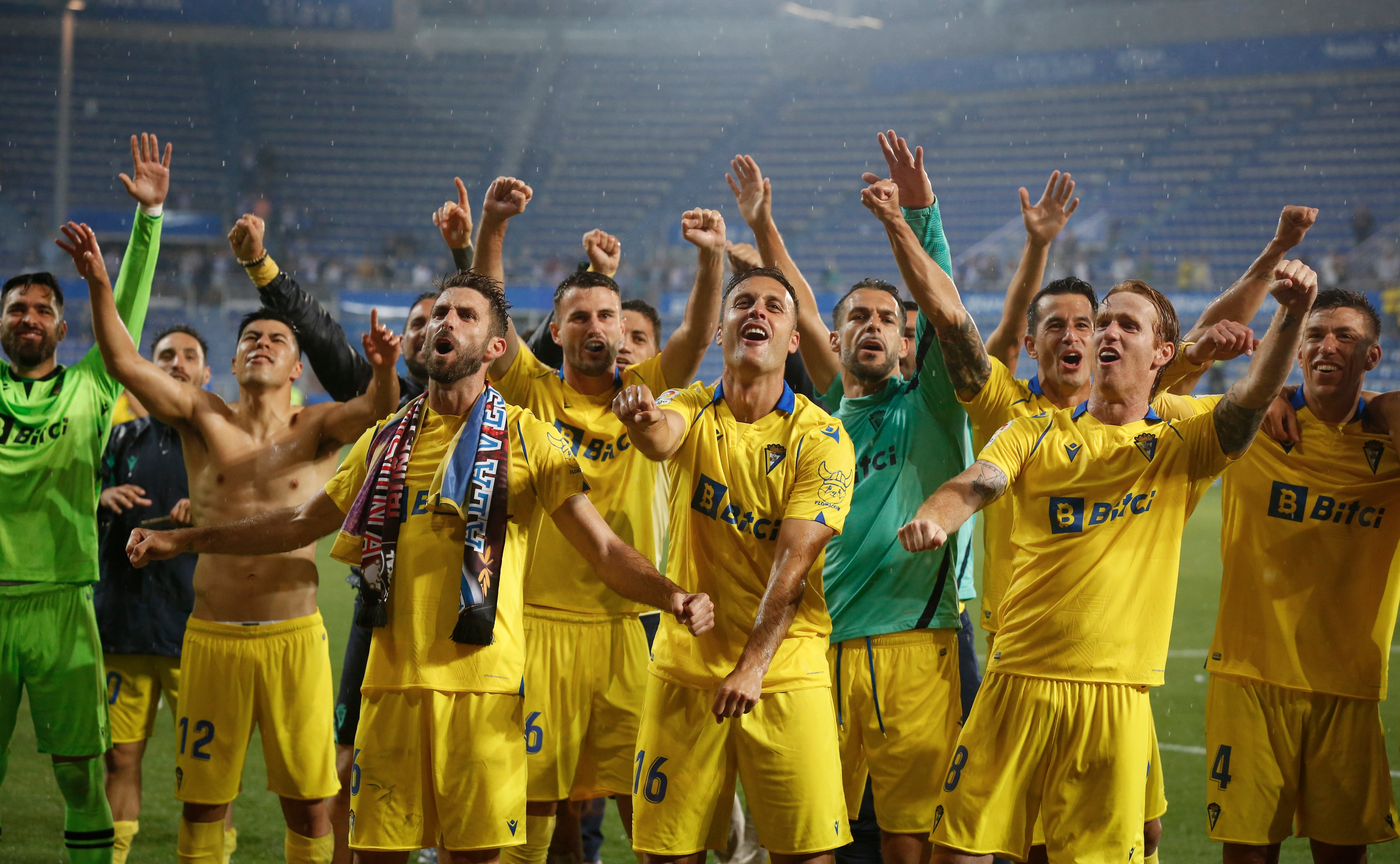 VITORIA, 22/05/2022.- Los jugadores del Cádiz celebran la victoria ante el Alavés, al término del partido de Liga en Primera División disputado este domingo en el estadio de Mendizorroza, en Vitoria. EFE/David Aguilar