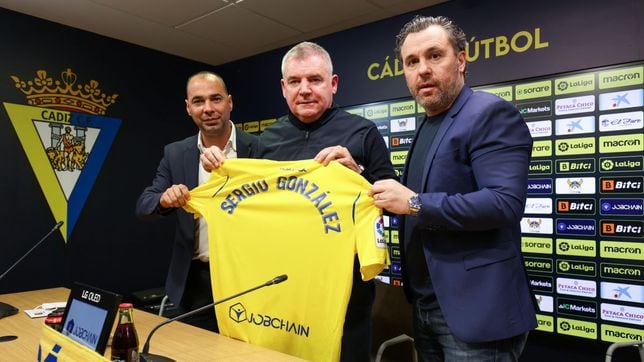 Sergio González el día de su presentación con el Cádiz CF junto a Manuel Vizcaíno y Jorge Cordero
