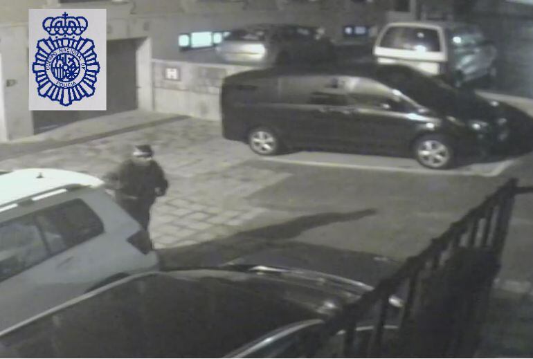 Imagen del autor desde una cámara de seguridad