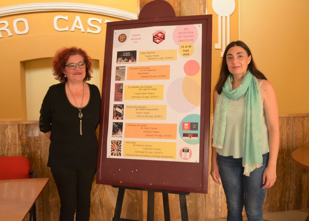 La concejala de Cultura, Nieves López, junto a Sacra Leal de Carasses teatro, durante la presentación de la XIII Muestra de Teatro Amateur que organiza la compañía Carasses