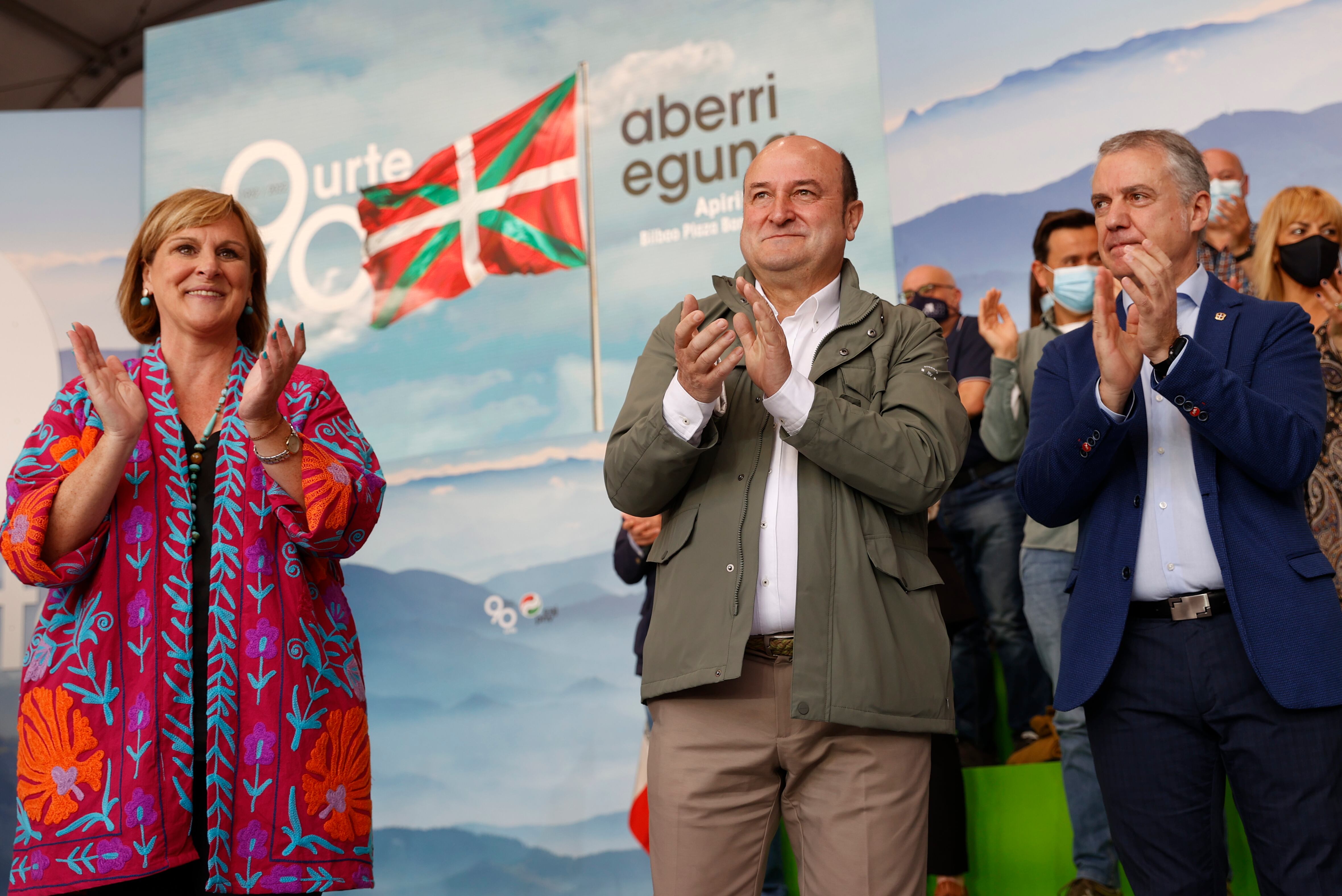 GRAF2240. BILBAO, 17/04/2022.- El PNV regresa a la Plaza Nueva de Bilbao para celebrar el Aberri Eguna, el día de la Patria, tras dos años de ausencia, con las intervenciones del presidente del partido, Andoni Ortuzar (c), y del lehendakari, Iñigo Urkullu (d). EFE/Miguel Toña
