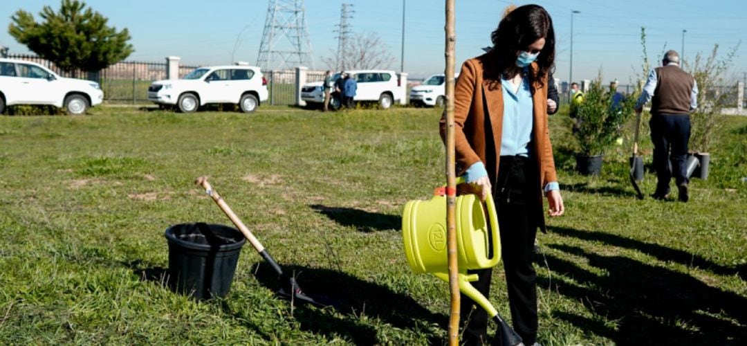 La presidenta regional asiste a la reforestación del parque de la Alhóndiga en Getafe, tras los desastres causados por Filomena. 