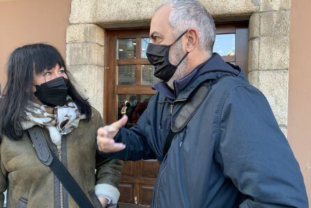 El presidente de la Asociación para la Recuperación de la Memoria Histórica, Emilio Silva, charla con Yolanda, familiar de uno de los homenajeados