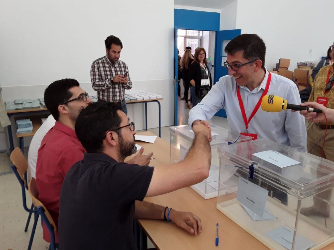Juan Chacón, durante su votación el pasado domingo.