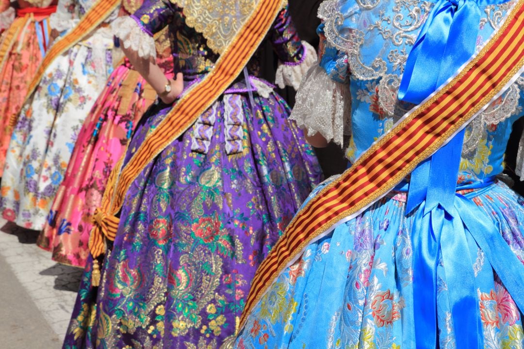 Falleras de una comisión participando en acto público, en una imagen de archivo