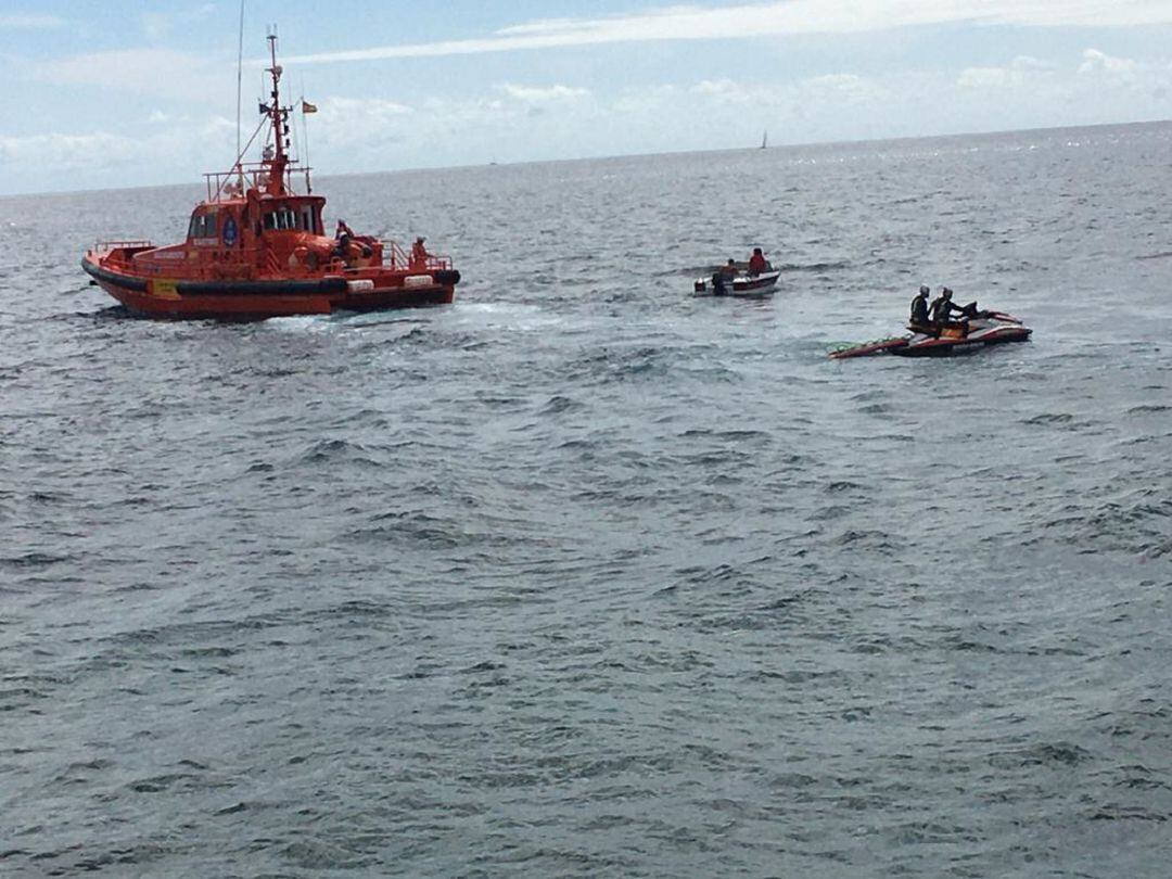 En la embarcación a la deriva viajaban dos personas que fueron rescatadas por Salvamento Marítimo.