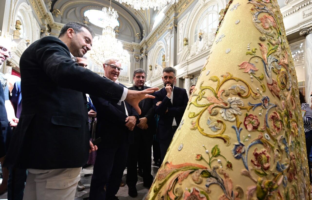 Presentación del manto de la Virgen para el Centenario de su Coronación