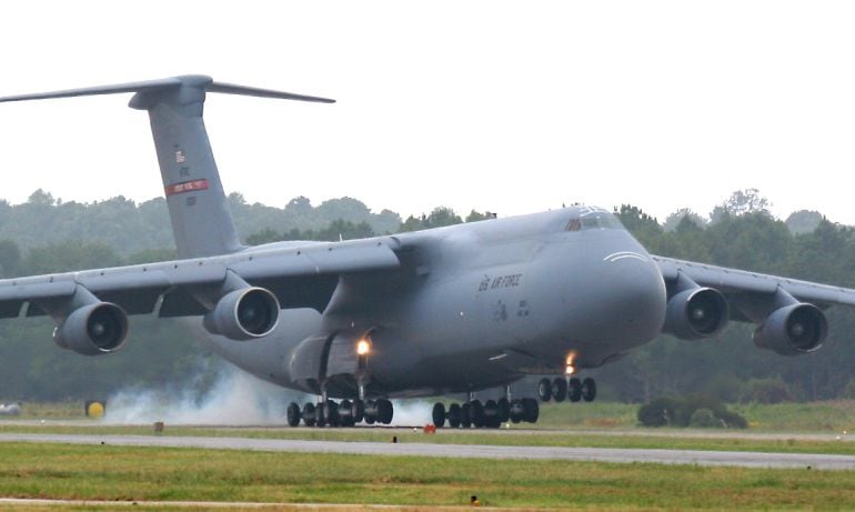 Un avión en el aeropuerto de la Base de Rota