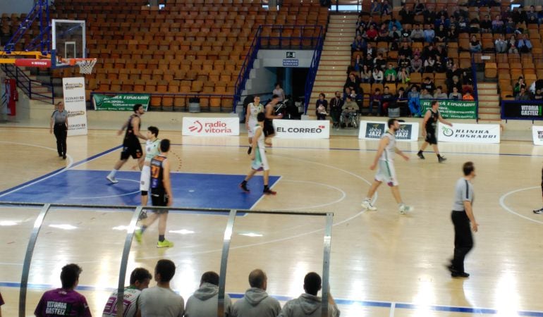 Victoria del Sáenz Horeca Araberri contra Fragata Morón en el play off de ascenso a LEB Oro.