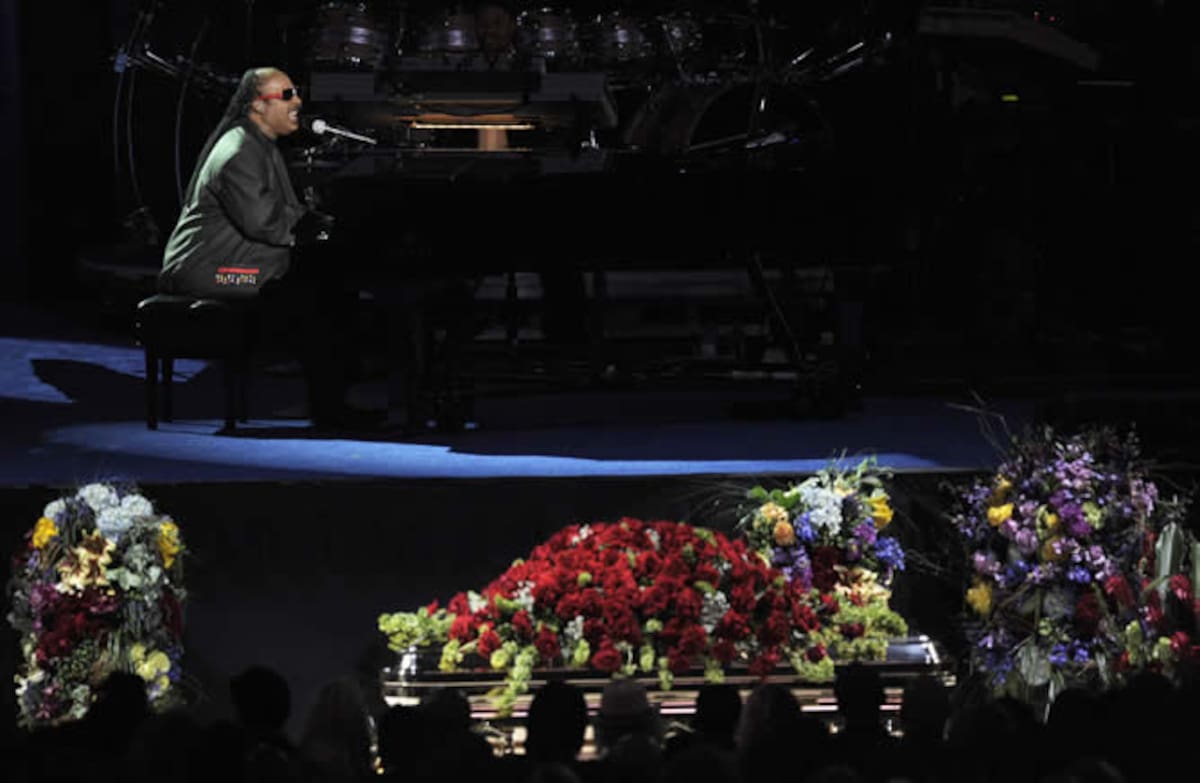 El artista Stevie Wonder, amigo personal de Jackson, no ha faltado al funeral - homenaje donde le ha dedicado una canción