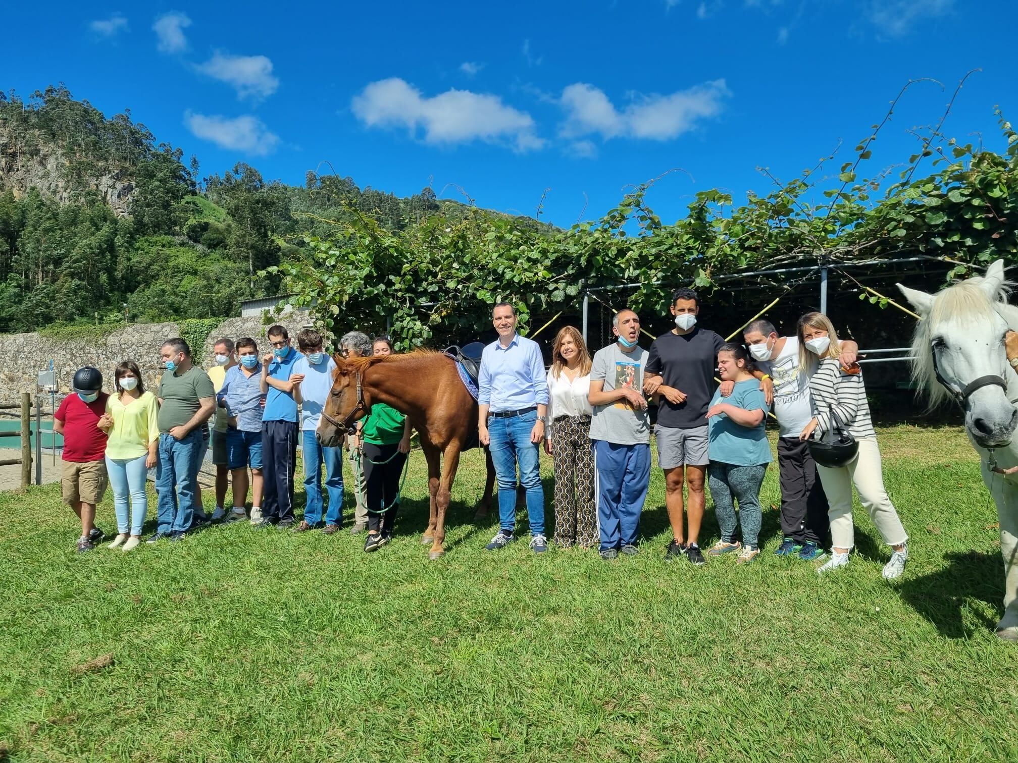 El responsable autonómico de Discapacidad, en la visita al centro ecuestre