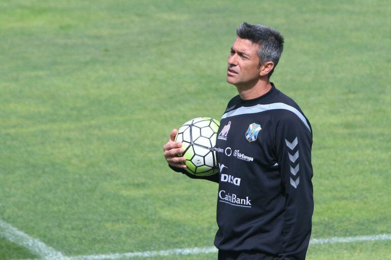 El técnico del CD Tenerife José Luís Martí ve ilusionado a su grupo