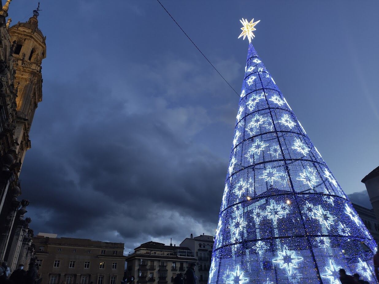 Árbol navideño iluminado en la Plaza de Santa María de Jaén, con la Catedral al fondo