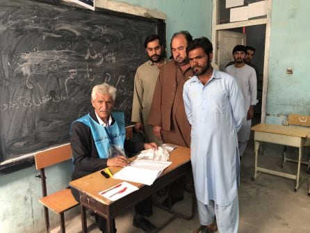 Ciudadanos afganos esperan su turno para votar en Kabul durante las elecciones presidenciales