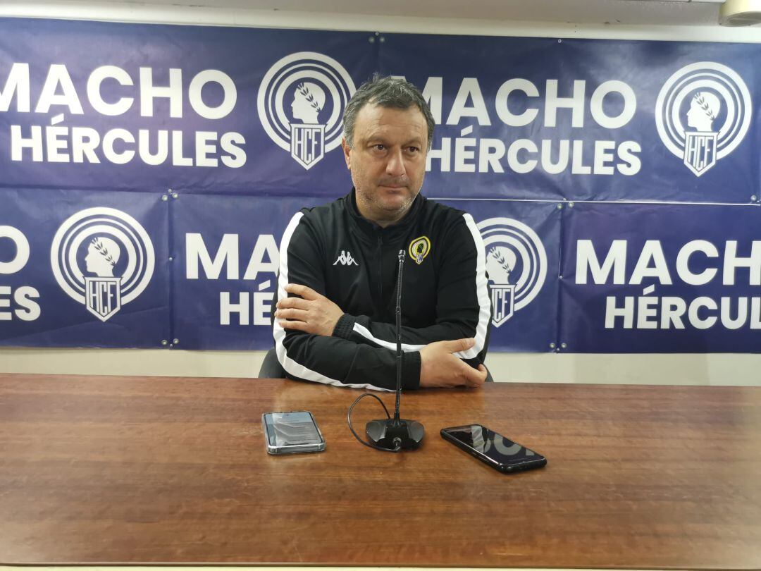 Manolo Díaz en la sala de prensa del Rico Pérez