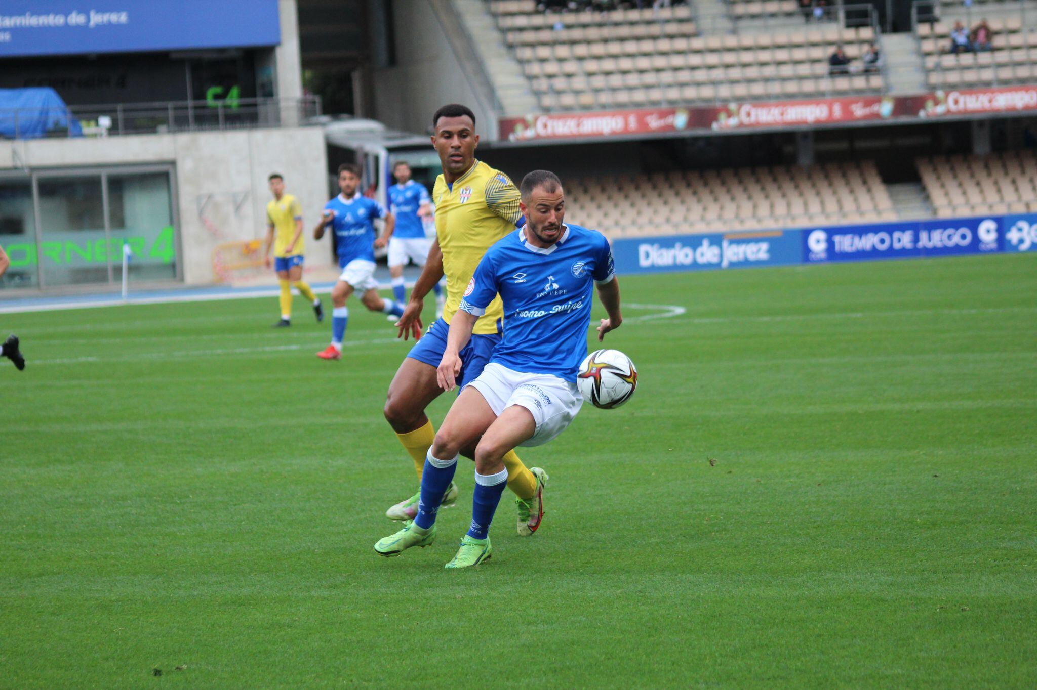 Jacobo controlando un balón durante el partido del Xerez DFC en Chapín