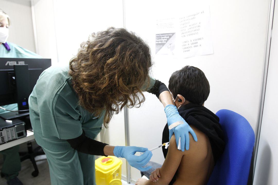 Un niño recibe una dosis de la vacuna contra el Covid-19,