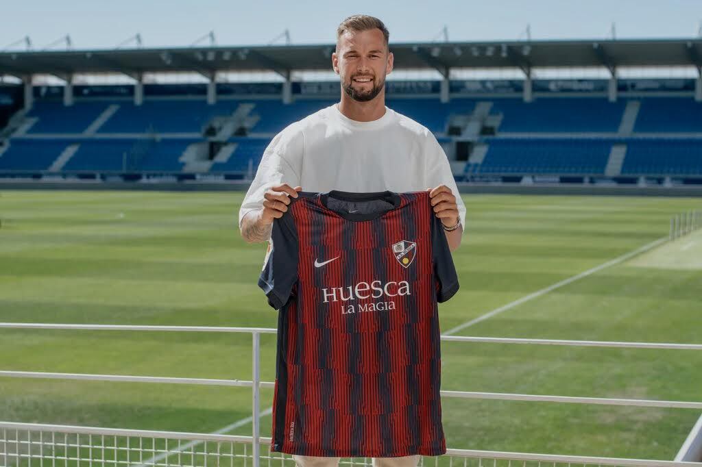 Carrillo ya posa con la camiseta de la SD Huesca