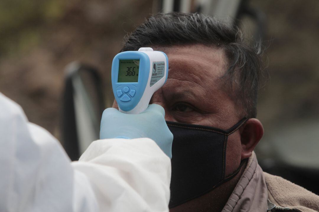 Uno de los controles de temperatura a un ciudadano.