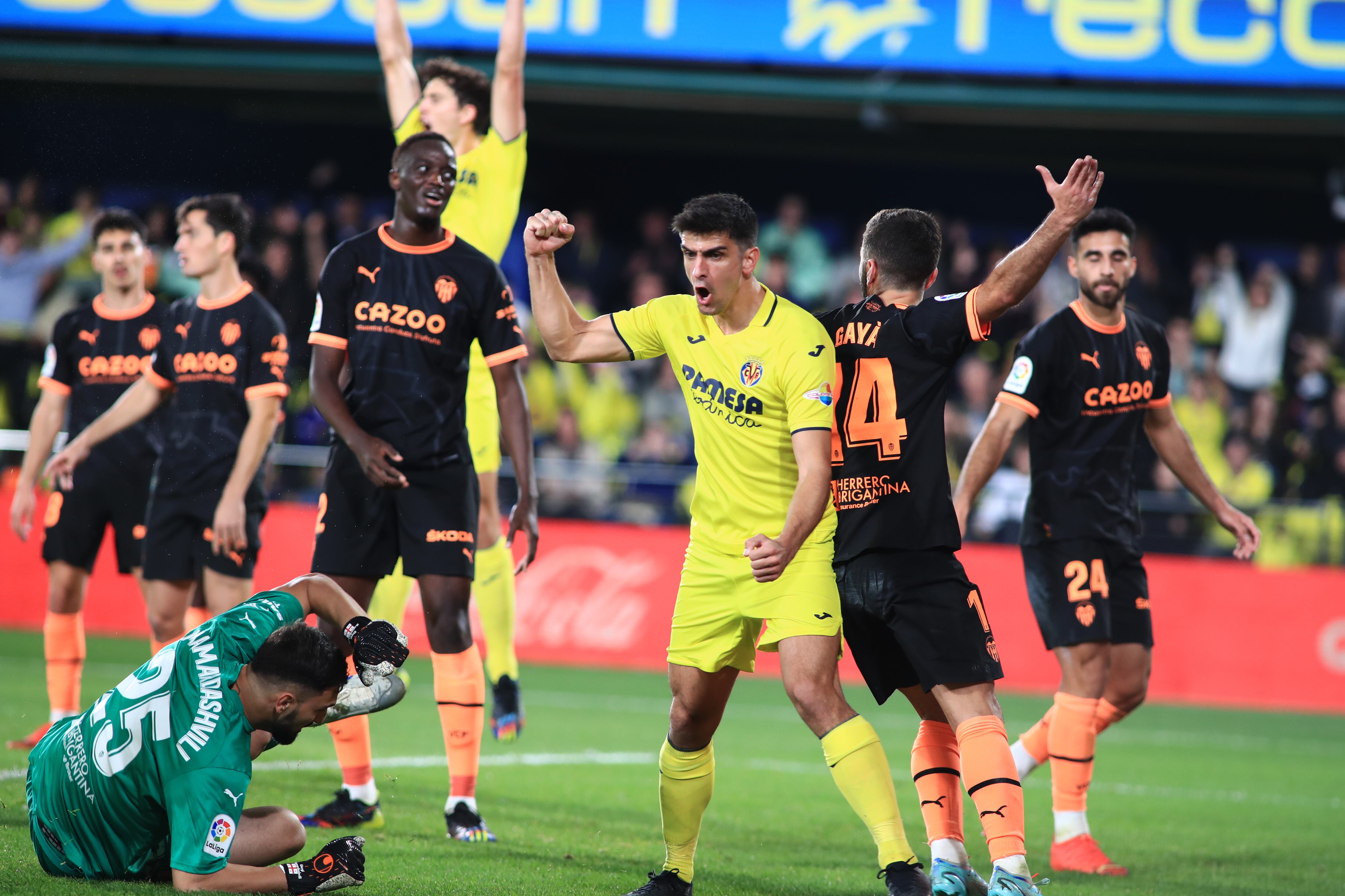 VILLARREAL (CASTELLÓN), 31/12/2022.- El delantero del Villarreal Gerard Moreno (c) celebra uno de los goles contra el Valencia CF, durante el partido de LaLiga que se disputa este sábado en el estadio de la Cerámica. EFE/Domenech Castelló
