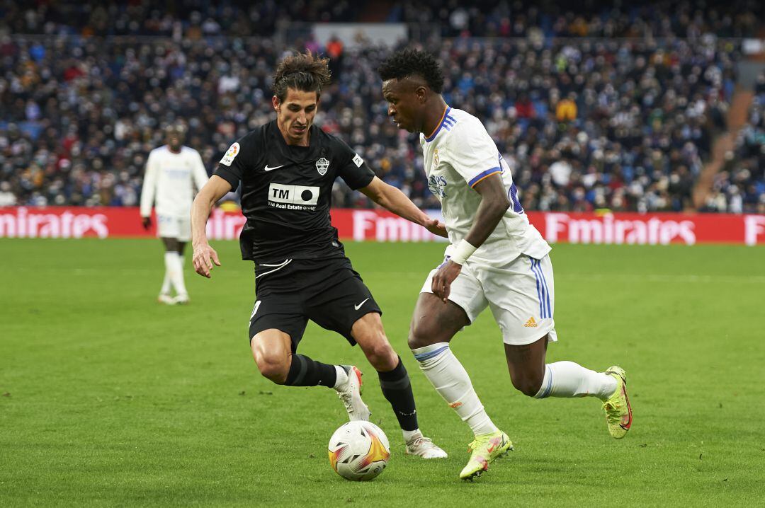 Pere Milla y Vinícius, durante el partido en el Bernabéu. 