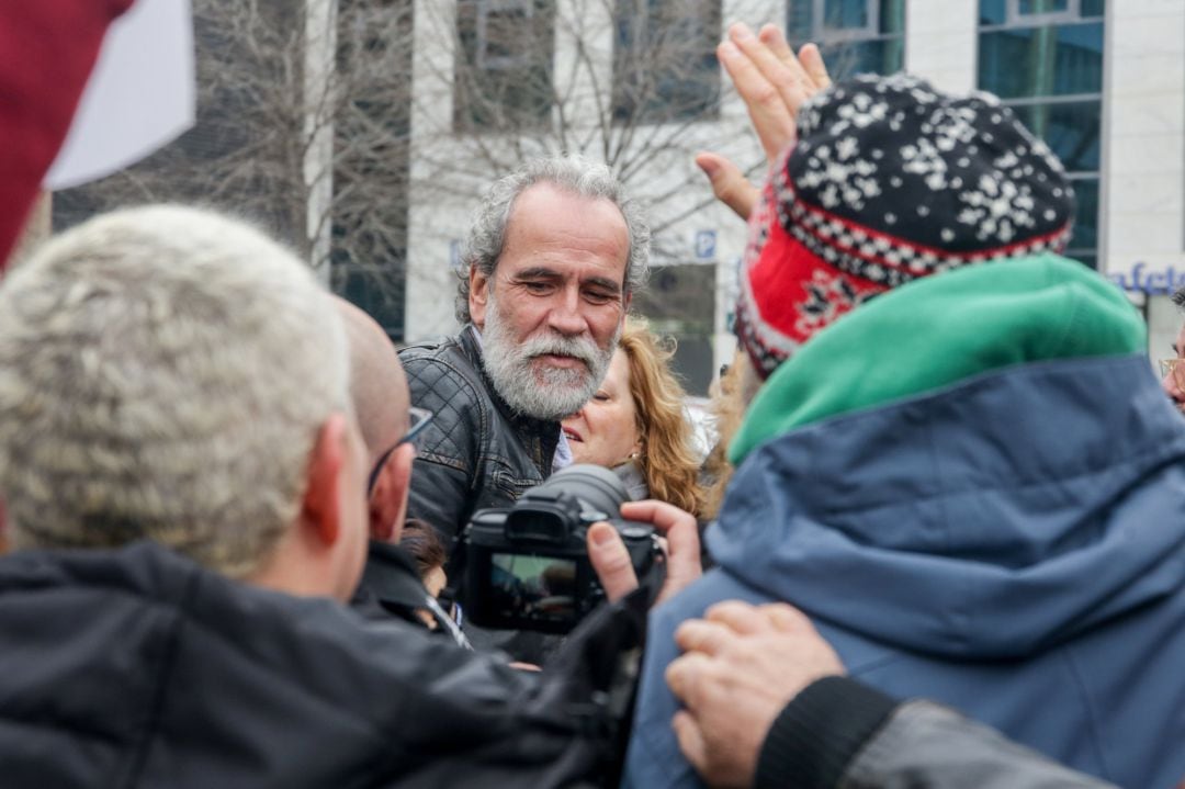 Imagen de archivo del actor Willy Toledo recibido por un grupo de concentrados en su apoyo, junto al juzgado de lo Penal número 26 de Madrid