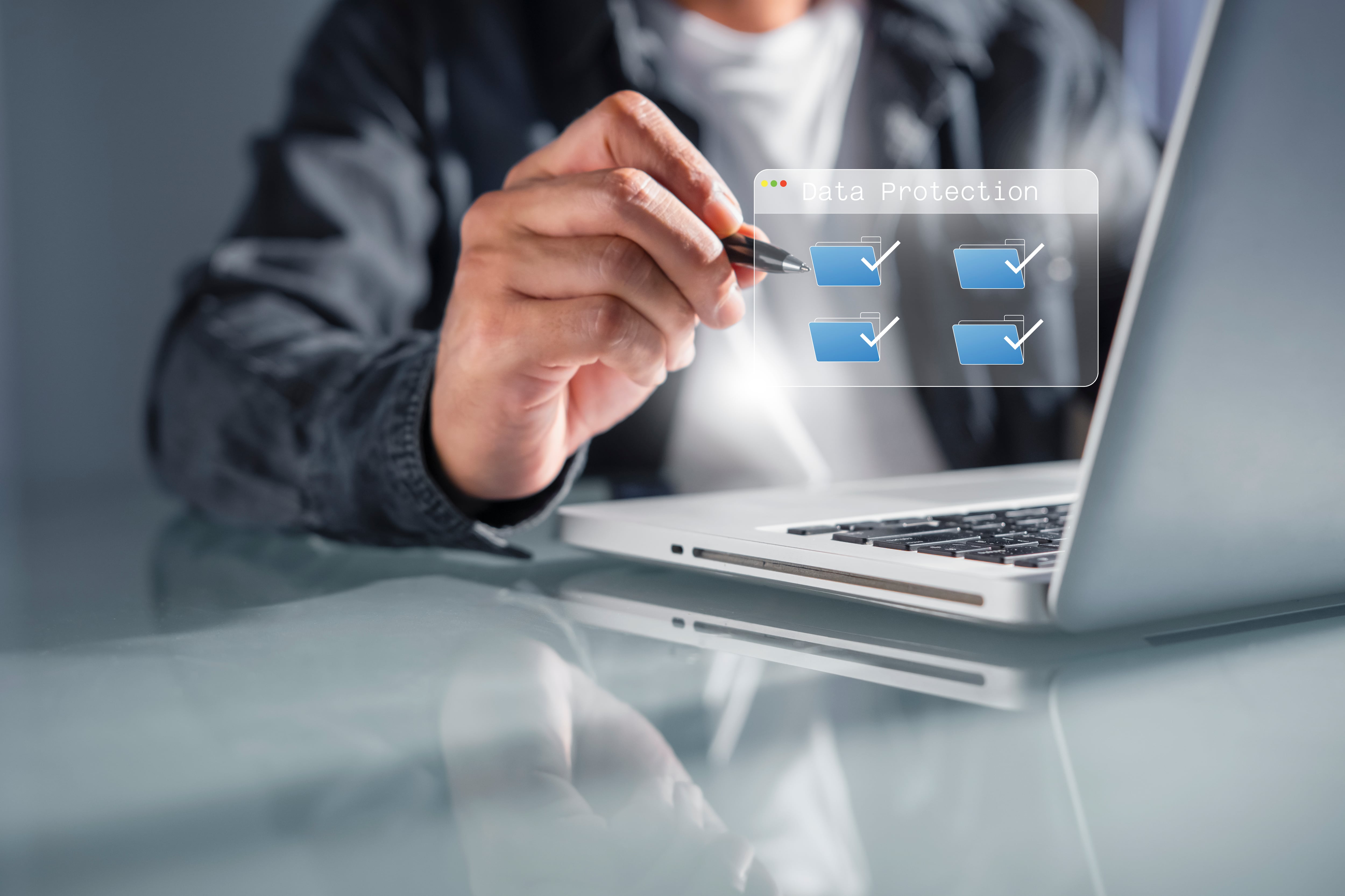 Persona calculando en un ordenador