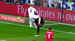 Momento del choque entre Benzema y Beto