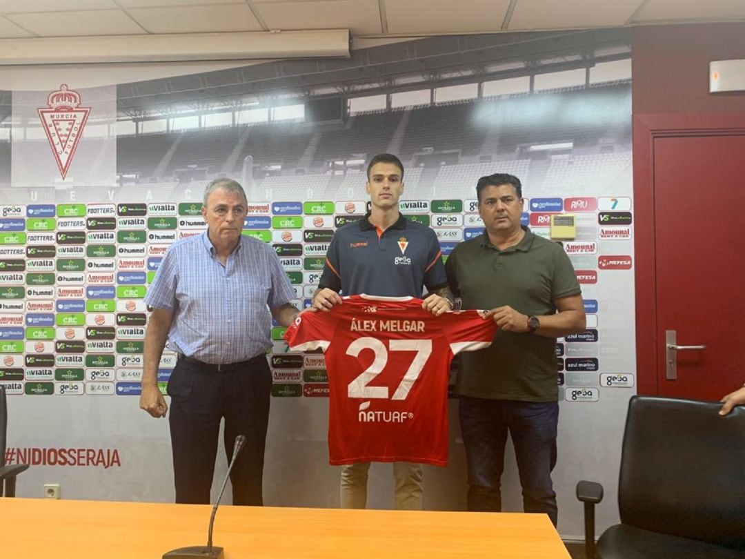 Álex Melgar y el Real Murcia amplían su contrato hasta 2022