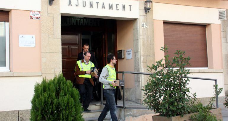 Imatge de dijous, de la Guàrdia Civil enduent-se expedients de l&#039;Ajuntament d&#039;Alpicat