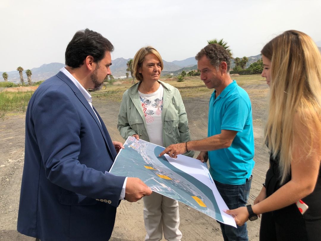 El concejal de turismo, Jose Lemos, muestra a la alcaldesa de Motril, Luisa García, y a los concejales, Débora Juárez y Sebastián Linde, un plano con la zona de las nuevas bolsas de aparcamiento