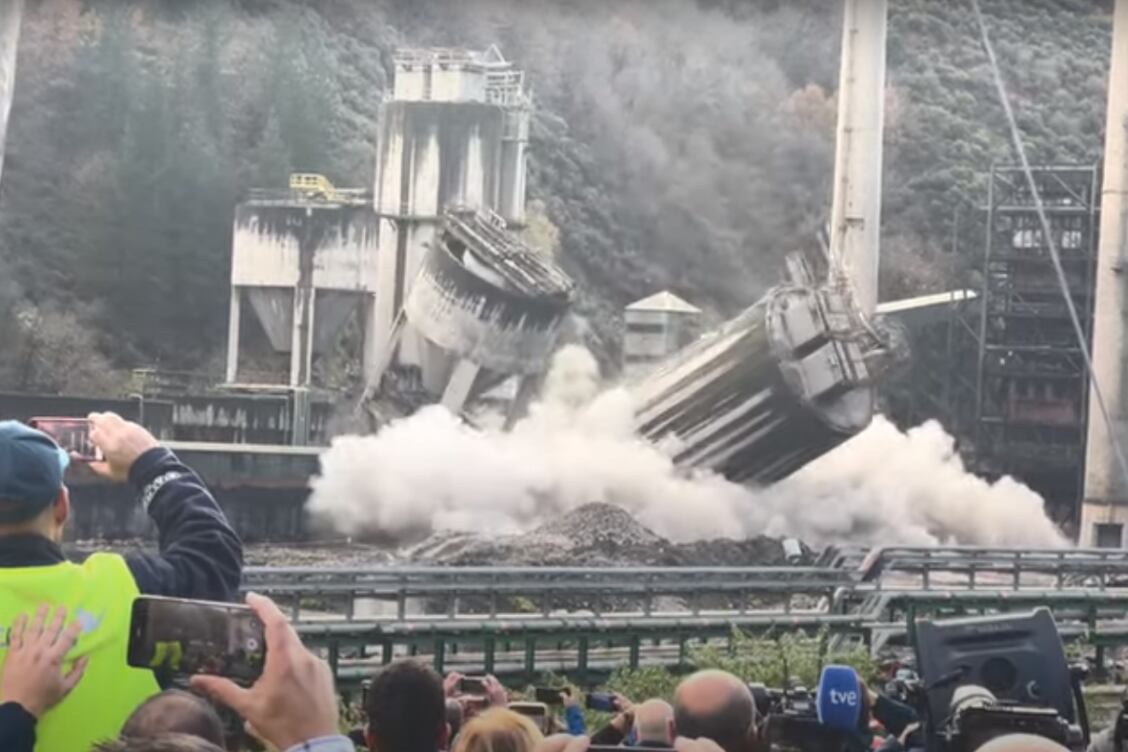 Un momento de la demolición de los primeros silos de la térmica de Soto de la Barca, a comienzos de semana. Este miércoles se ha dinamitado el refrigerante, uno de los elementos más singulares del complejo. URBEX Mieres Asturias.