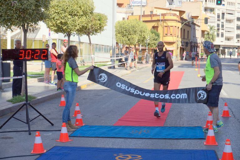 Hassanne Ahouchar cruzando la línea de meta