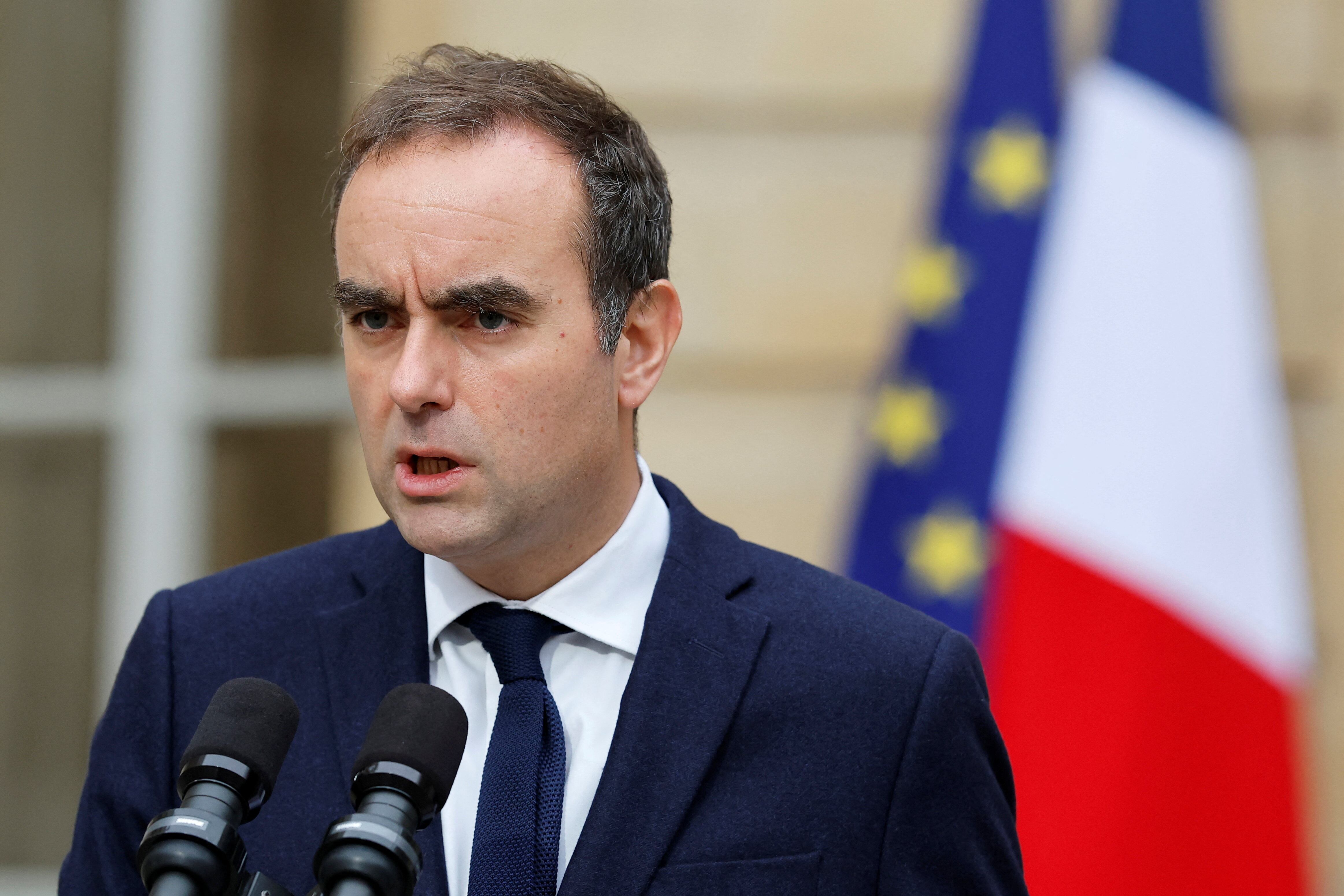 El primer ministro francés saliente, Sébastien Lecornu, pronuncia una declaración en el patio del Hotel Matignon tras una serie de conversaciones con los líderes de los partidos políticos, el 8 de octubre de 2025.