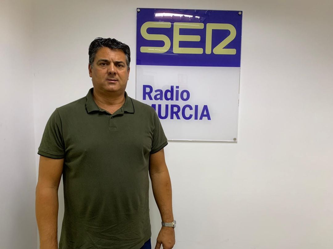 Julio Algar en los estudios de Radio Murcia