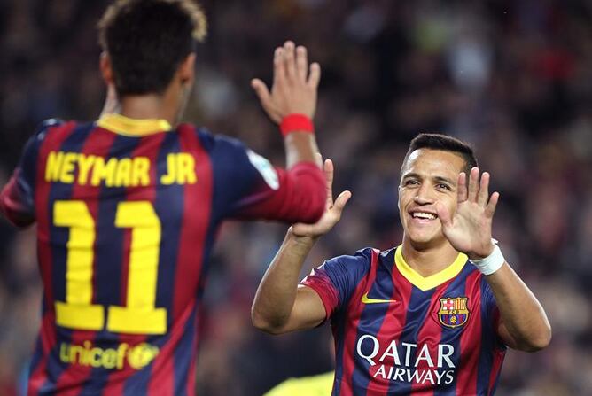 El delantero chileno del FC Barcelona Alexis Sánchez (d) celebra su gol, primero del equipo, con el brasileño Neymar Da Silva, durante el partido, correspondiente a la duodécima jornada de Liga de Primera División